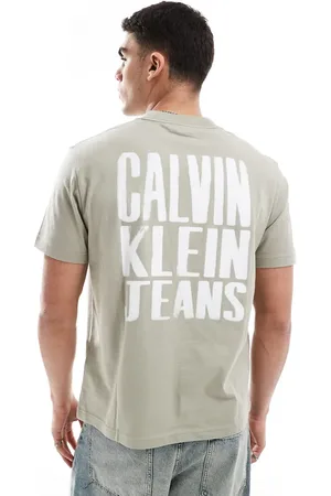 Calvin Klein – T-Shirt in Steingrau mit Logoprint am Rücken