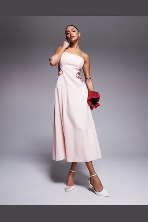 Forever New – Maxikleid in Puderrosa mit tiefem Saum und bestickter Taille