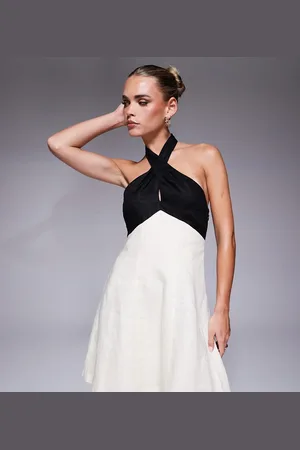Forever New – Minikleid mit Kontrast-Design in -Weiß und Neckholder