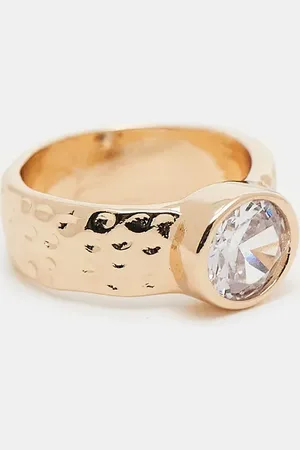 ASOS – Goldfarbener Ring mit gehämmertem Rand und Zirkonia-Kristall