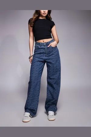Armani Exchange – Gerade geschnittene Jeans in Mittelblau mit Monogrammmuster