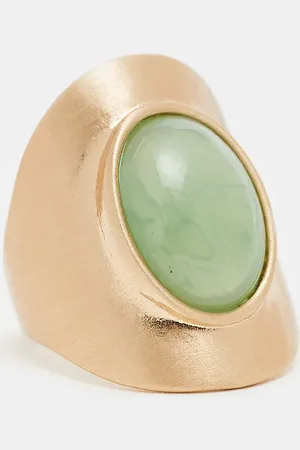 ASOS ASOS DESIGN Curve – Breiter Ring in gebürsteter Goldoptik mit Schmuckstein in Salbeigrün