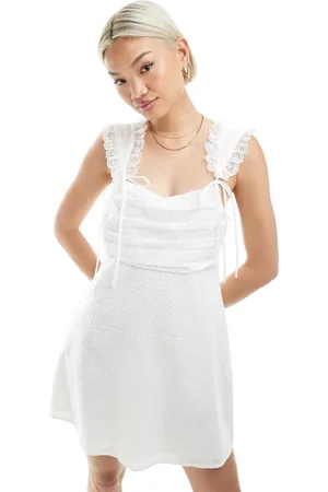 The Frolic – Exclusive – Minikleid in mit Spitzensaum, geraffter Brustpartie und Schleifendetail