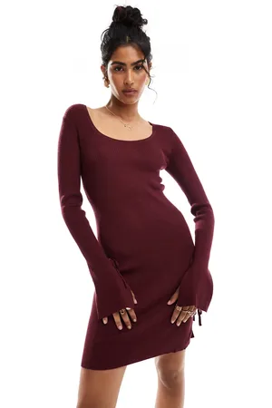ASOS – Mini-Strickkleid in Burgunderrot mit U-Ausschnitt und Bindedetail