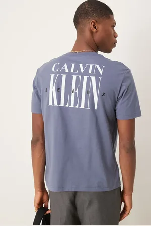 Calvin Klein – T-Shirt in mit Logoprint hinten