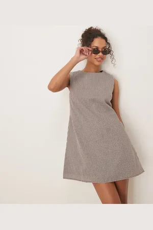 Glamorous – Kariertes Mini-Hängerkleid in -Weiß