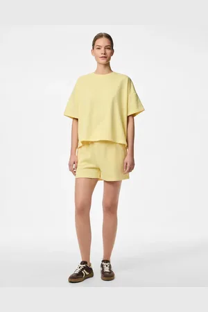 Pieces® – Sweat-Shorts in blassem Bananengelb