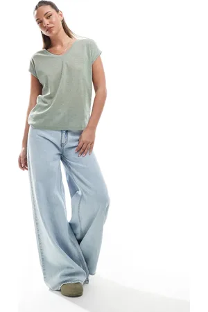 ONLY – T-Shirt in Metallic-Salbeigrün mit V-Ausschnitt
