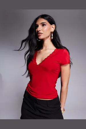 Fashionkilla – Zweilagiges, geschmeidiges T-Shirt in mit tiefem Ausschnitt und Spitzenborte