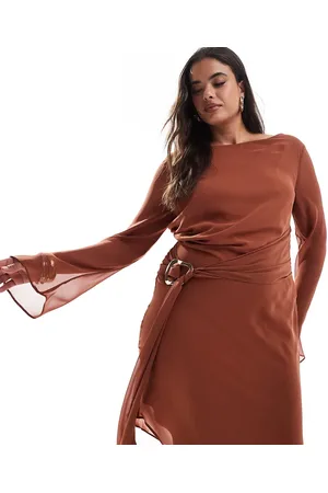 ASOS ASOS DESIGN Curve – Asymmetrisches Chiffon-Midikleid in Terrakotta mit U-Boot-Ausschnitt und Gürteldetail in Liquid-Gold-Optik
