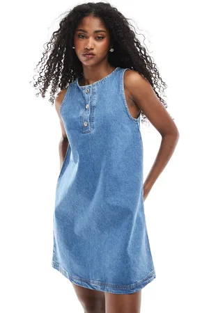 ASOS – Etuikleid aus Denim in Mittelblau mit Knopfdetails