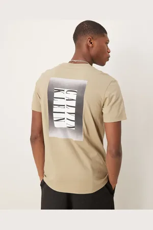 Calvin Klein – T-Shirt in Beige mit Ombré-Rückenprint und kastigem Schnitt