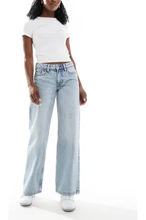Monki – Imoo – Tief sitzende Jeans in hellblauer Waschung mit weitem Bein