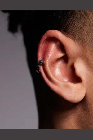 ASOS – Ear-Cuff in geschmolzener Silberoptik