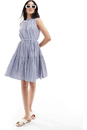 French Connection – Hochgeschlossenes, gestuftes Minikleid aus Popeline in Blau und Weiß gestreift