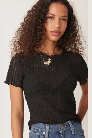 AWARE – Knapp geschnittenes, strukturiertes T-Shirt in