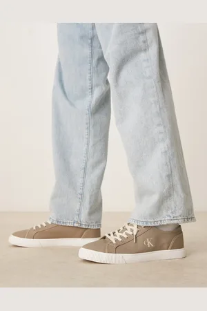 Calvin Klein – Essential – Sneaker aus Canvas in Beige und Weiß mit niedrigem Schaft