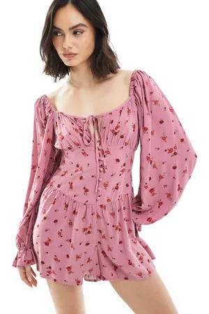Miss Selfridge – Langärmliger Playsuit in Rosa mit Blümchenmuster