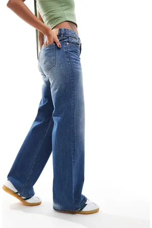 Monki – Imoo – Weit geschnittene Jeans in Shabby- mit Spray-Waschung und niedrigem Bund