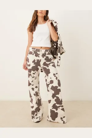 Abercrombie & Fitch – Mittelhohe weite Bootcut-Jeans mit mehrfarbigem Kuhprint