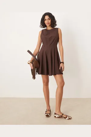 ASOS – Ausgestelltes Leinenmix-Minikleid in Schokobraun mit U-Boot-Ausschnitt und Ziernaht