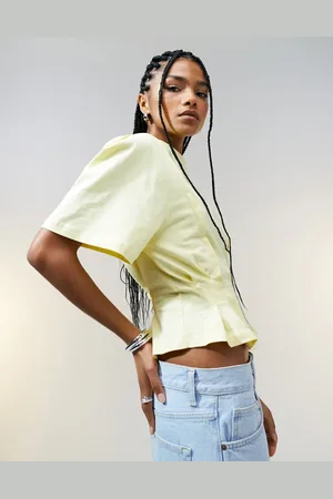 ASOS – Kurzärmliges T-Shirt in Buttermilchgelb mit Ziernähten und Korsett-Taille