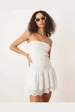 Iisla & Bird – Trägerloses, gerafftes Mini-Strandkleid in mit Lochstickerei