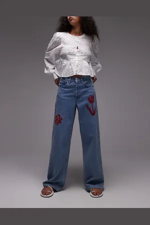 Topshop – Loose-Fit-Jeans in Mittelblau mit roter Blumenstickerei und mittelhohem Bund