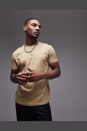 Tommy Hilfiger – T-Shirt mit linearem Logo in Hellbraun