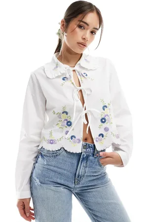 Object – Hemdbluse in mit Blumenstickerei und gebundener Vorderseite