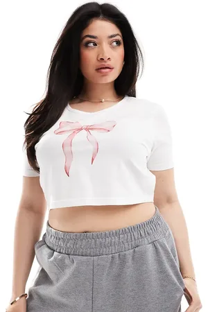 Kaiia Plus – Knapp geschnittenes T-Shirt in mit Schleifenmotiv