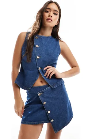 ASOS – Mikro-Rock aus Denim in Mittelblau mit asymmetrischer Wickel-Vorderseite und goldenen Knöpfen, Kombiteil