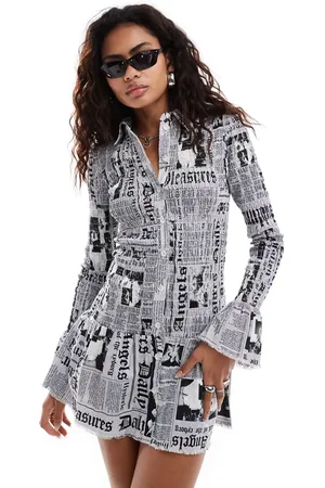 Basic Pleasure Mode – Gesmoktes, mehrfarbiges Minikleid mit Zeitungsmuster