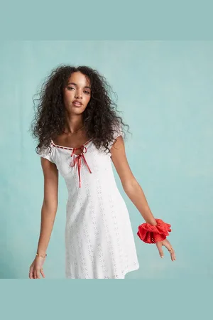 Miss Selfridge – Kurzes Milchmädchenkleid in Elfenbeinweiß mit farblich abgesetztem Schleifenband