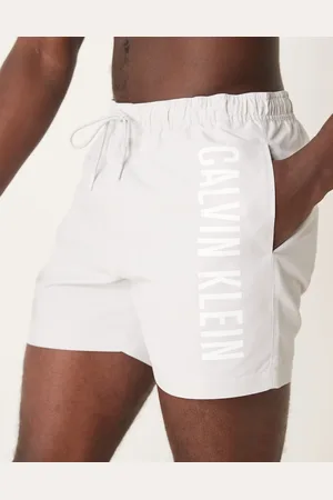 Calvin Klein – Intense Power – Badeshorts in Hellgrau mit Logo