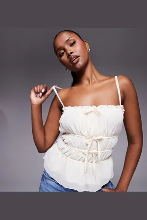 Kaiia – Exklusives, gesmoktes Camisole in Creme mit Bindedetails und geradem Ausschnitt