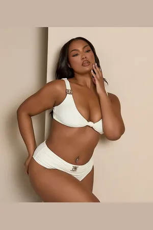 Moda Minx Curve x Bernadette Afia – Geraffte Bikinihose in Creme mit Schmuckstein-Detail