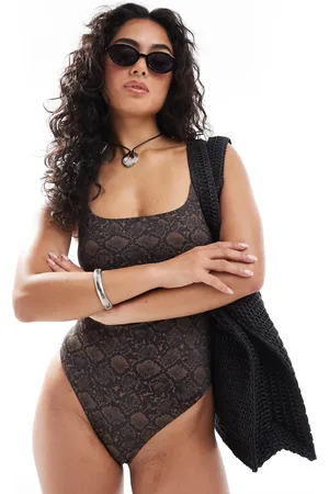 Monki – Mix and Match – Badeanzug mit U-Ausschnitt, hohem Beinausschnitt und braunem Schlangenmuster, exklusiv bei ASOS