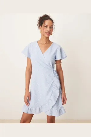 VILA – Kurzes Wickelkleid aus Jersey in Kentucky- mit Lochstickerei