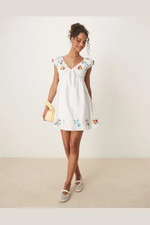 Glamorous – Mini-Hängerkleid in mit Blumenstickerei