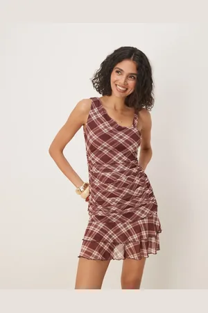 ASOS – Asymmetrisches Minikleid in Burgunderrot mit verdrehtem One-Shoulder-Träger und Karomuster