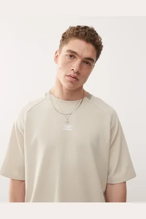 Umbro – T-Shirt in Beige mit Netzstoff-Einsätzen