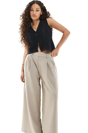 Stradivarius Petite – Bundfaltenhose in Taupe mit weitem Bein