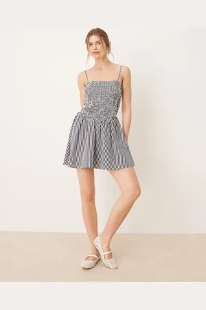 Glamorous – Gestreiftes, gesmoktes Minikleid in Marineblau-Weiß mit tiefer Taille