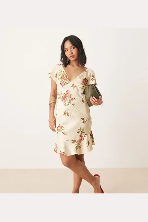 ASOS ASOS DESIGN Petite – Minikleid mit Flatterärmeln und Blumendruck