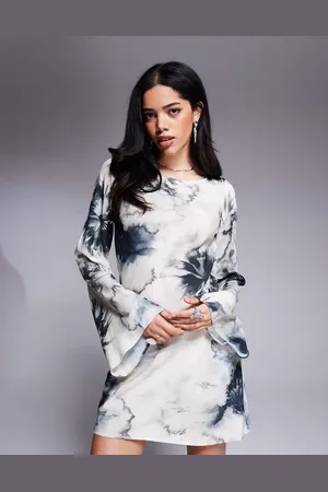 ASOS – Asymmetrisches Minikleid mit Blumenprint und U-Boot-Ausschnitt