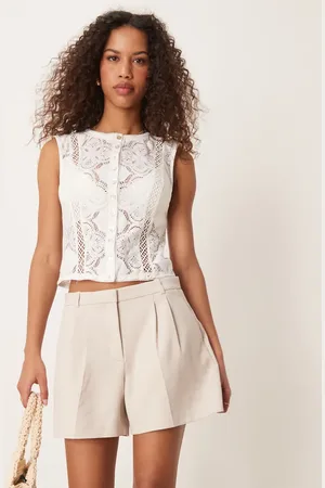 Abercrombie & Fitch Curve – Sloane – Shorts in Beige mit Bund- und Bügelfalten sowie mittelhohem Bund
