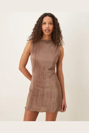ASOS – Plissee-Minikleid in mit U-Boot-Ausschnitt