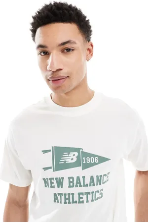 New Balance – Varsity – T-Shirt in mit Wimpel-Print