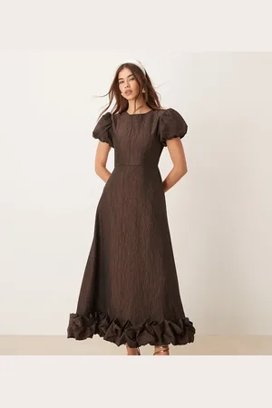 Sister Jane – Exklusives wadenlanges Kleid in Schokobraun mit Puffärmeln und Ballonsaum